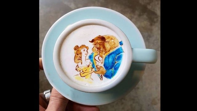 Artista usa tazas con café y leche en Corea del Sur.