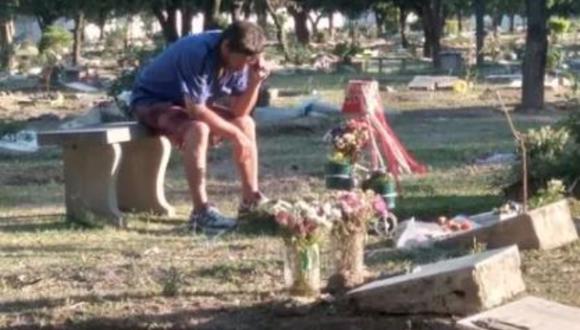 El padre fue captado mientras estaba sentado en la tumba de su hijo escuchando un partido de fútbol. (Foto: Yohis Marianela/Facebook)