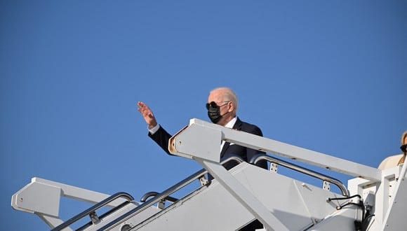 El presidente de EE. UU., Joe Biden, saluda mientras aborda el Air Force One antes de partir del aeropuerto de New Castle en New Castle, Delaware, el 29 de mayo de 2022. (Foto de MANDEL NGAN / AFP)