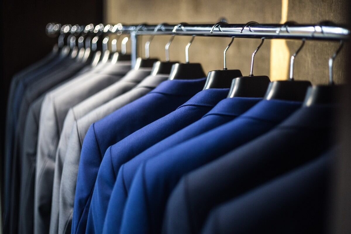 Primero hay que revisar la etiqueta del traje antes de proceder a su limpieza.(Foto: Pexels)