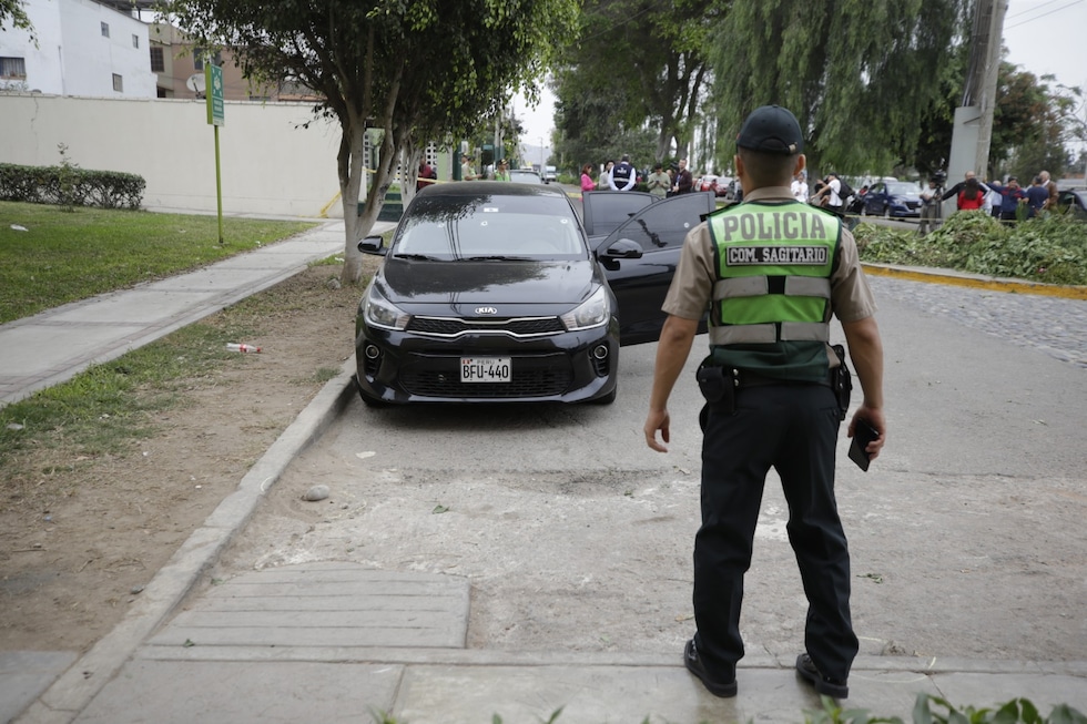 Una persona muerta y otra herida fue el saldo que dejó la intercepción de dos sicarios a un vehículo estacionado en pleno parque de Surco. Foto: Joseph Angeles/@photo.gec