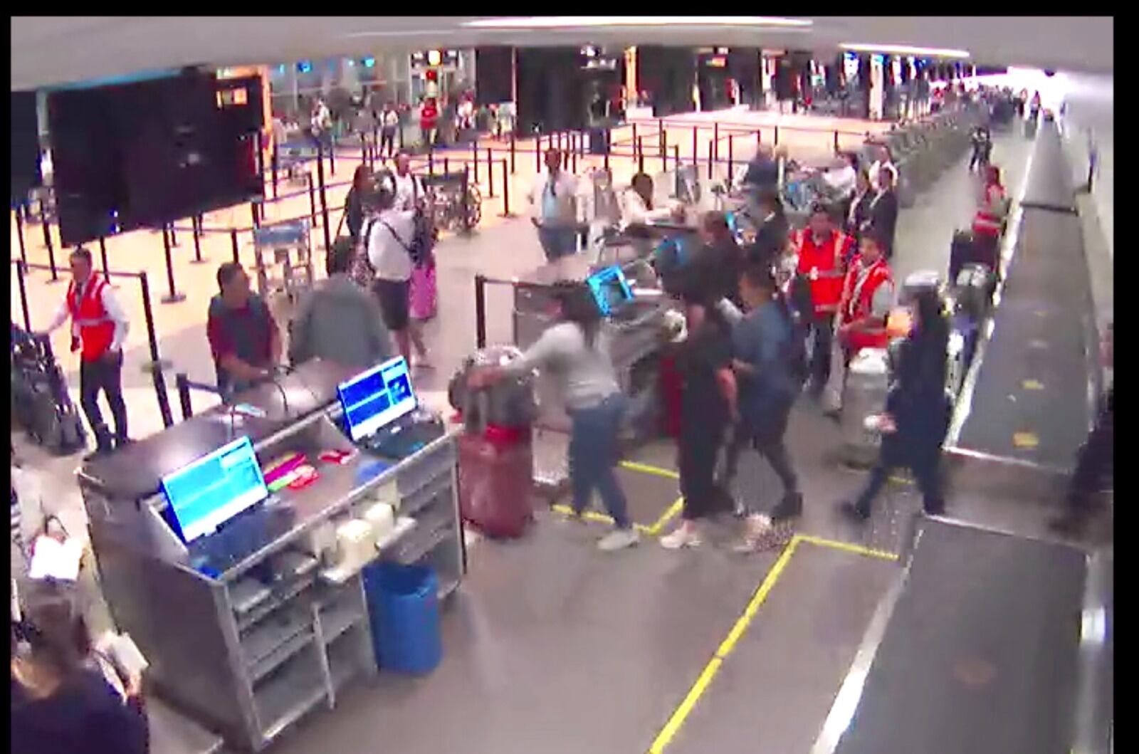 La europea, vestida con prendas negras, ya fue descubierta con la droga y es llevada, engrilletada, a la Dirandro. | Captura de vídeo.