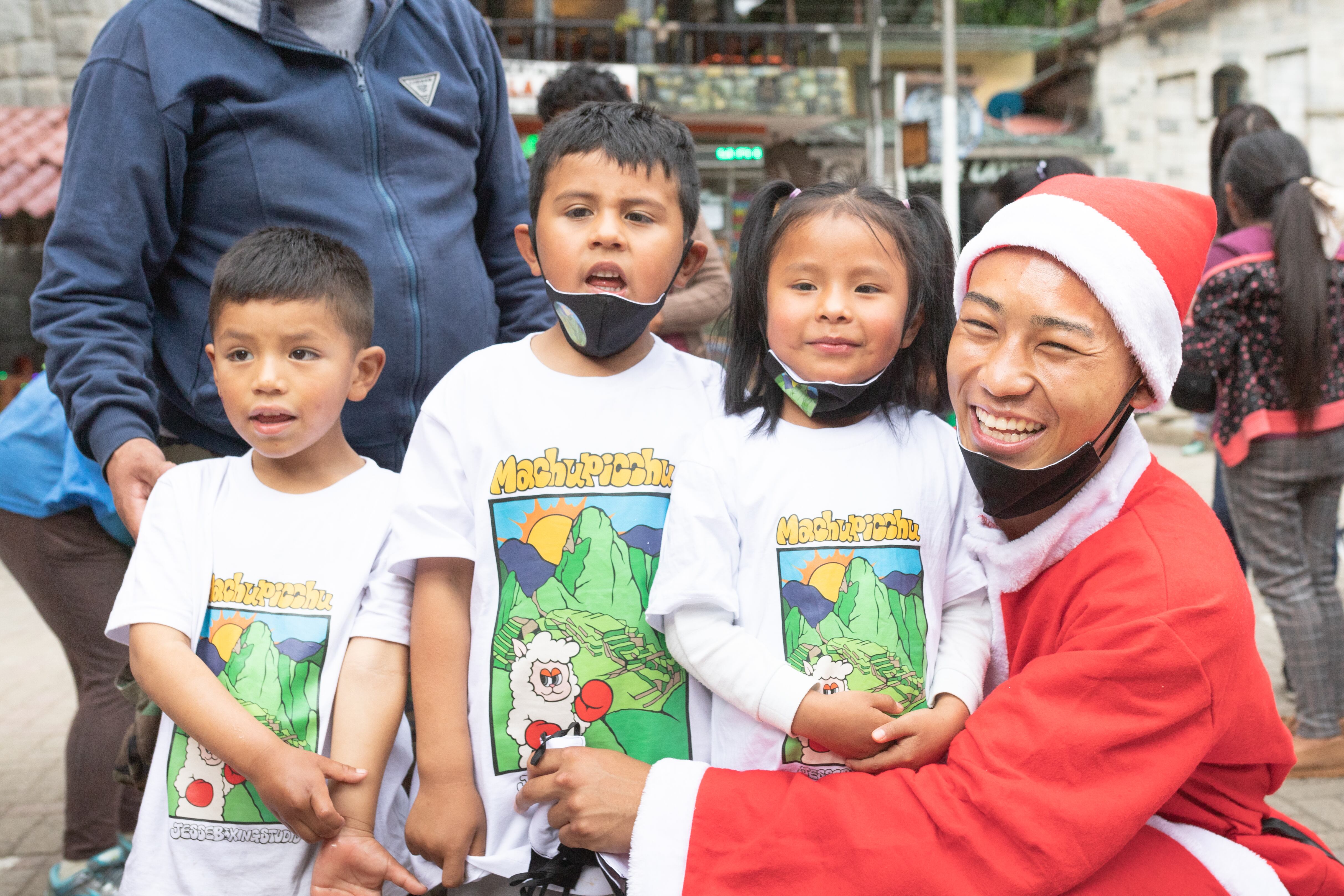Regresó a Perú y regaló miles de juguetes a niños de Cuzco, Puno y Tacna. Foto: Jesse Katayama.
