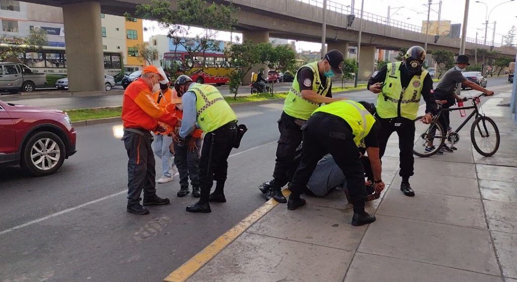 El presunto ladrón José Alonso Pescorán Pajuelo, fue detenido por agentes del Grupo de Intervenciones Rápidas de serenazgo de Surco por asaltar y manosear a una joven trabajadora