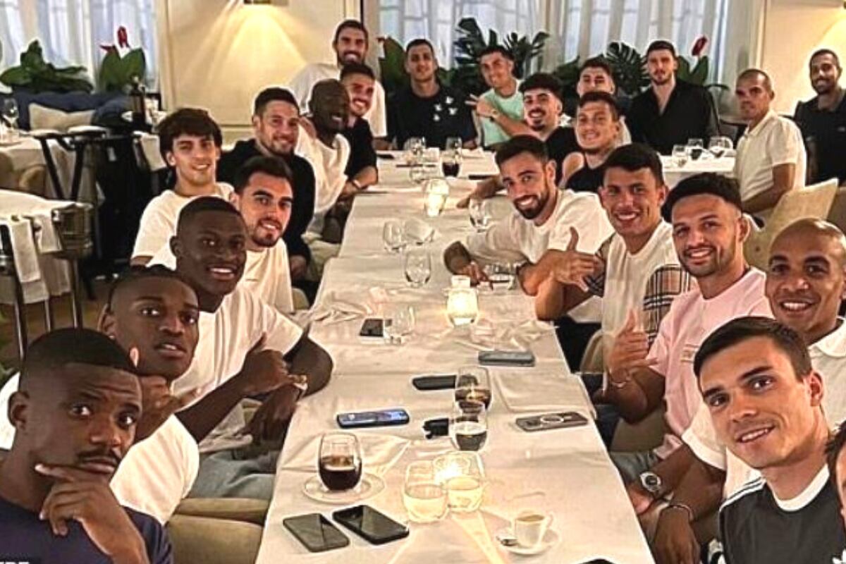 Plantel de Porttugal ceno en lujoso restaurante invitado por Cristiano Ronaldo (@FFP)