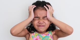 Si bien el dolor de cabeza puede ser algo sin importancia, hay señales que no debes pasar por alto y actuar de inmediato. Foto: Istock.