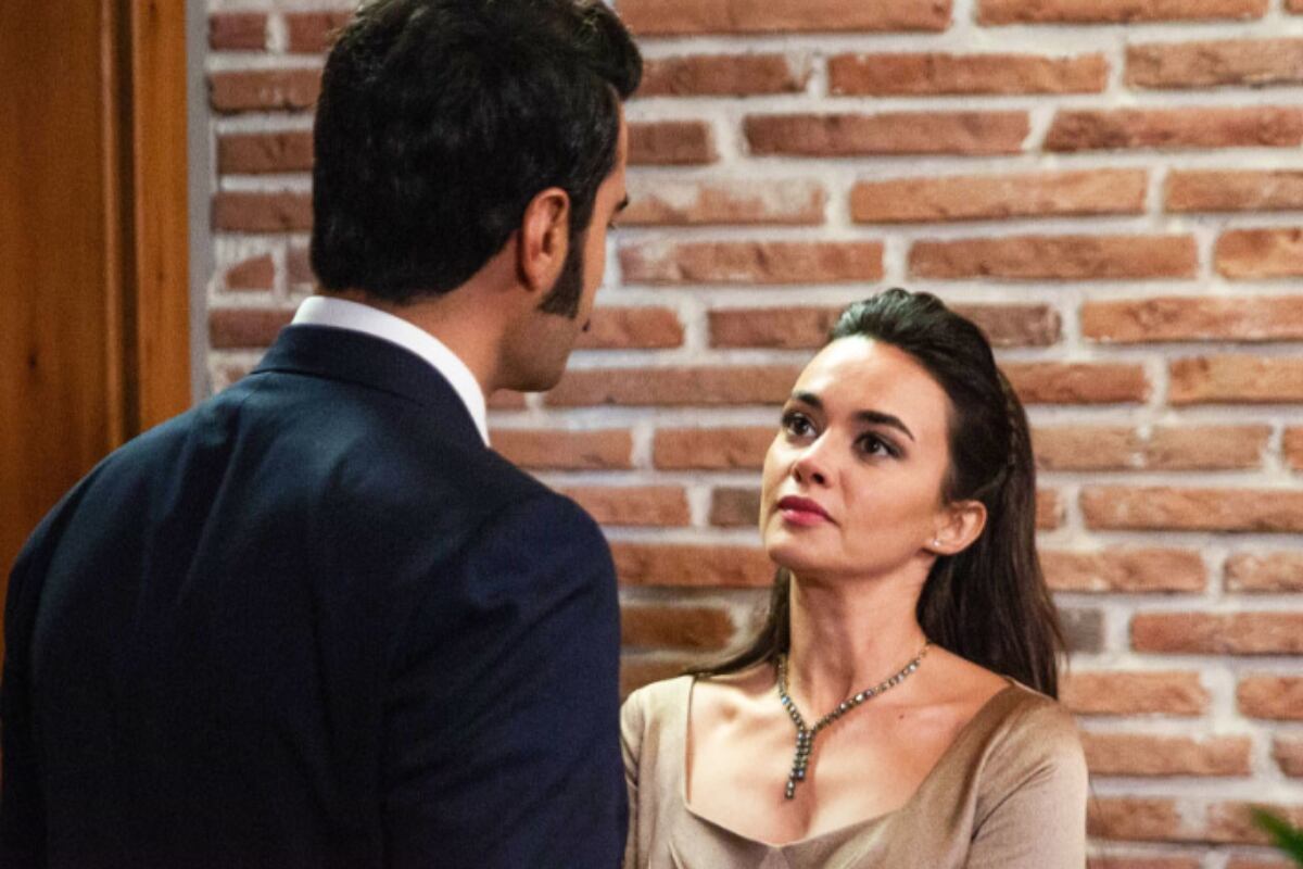 Demir, de traje, cayendo una vez más en la trampa de Ümit (Foto: Tims & B Productions)