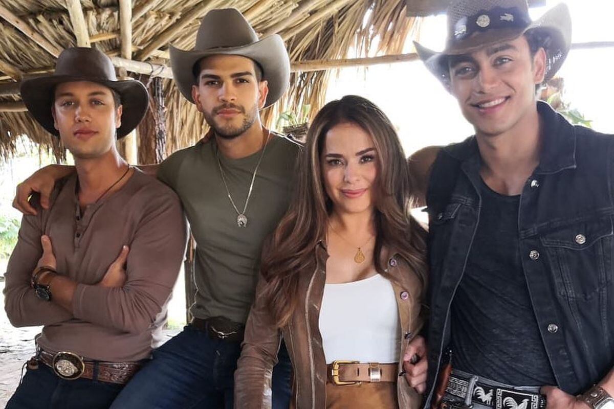 Bernardo Flores junto a su familia de "Pasión de gavilanes" (Foto: Bernardo Flores/Instagram)