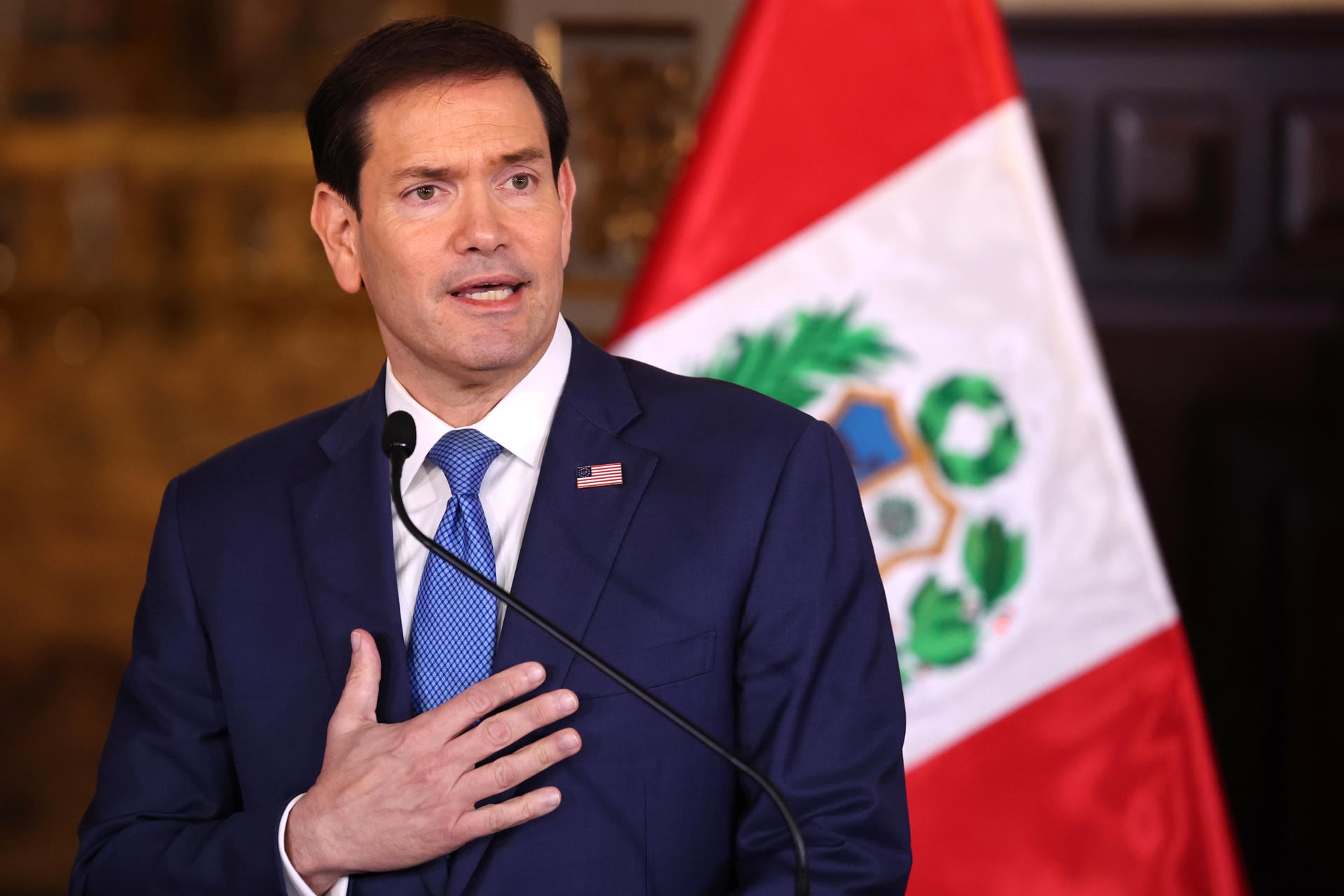 El secretario de Estado de Estados Unidos, Marco Rubio, habla durante una rueda de prensa este jueves, en Lima. (EFE/ Paolo Aguilar)