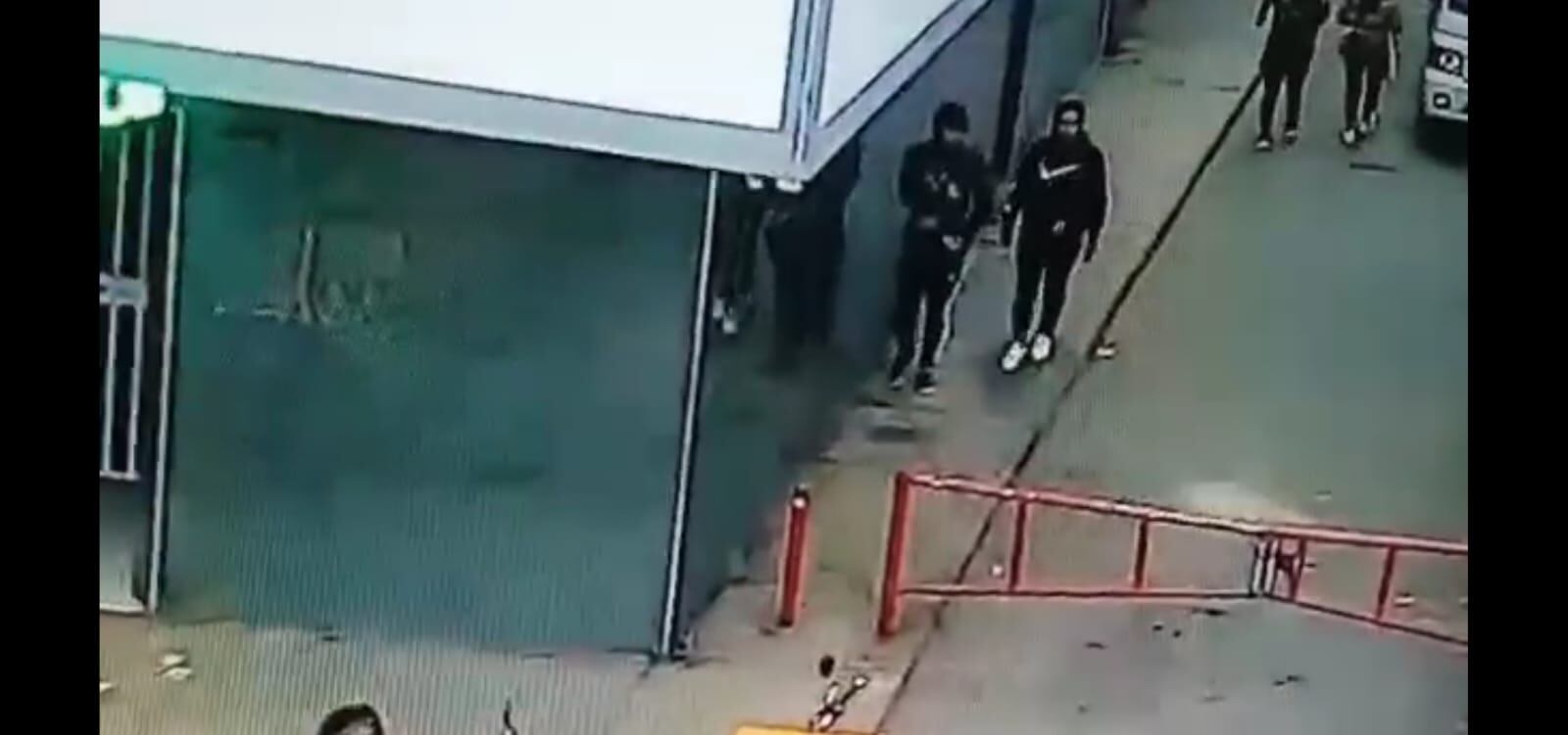 Los dos sujetos caminan por un pasaje con dirección a la avenida Tomás Valle. | Reproducción de vídeo