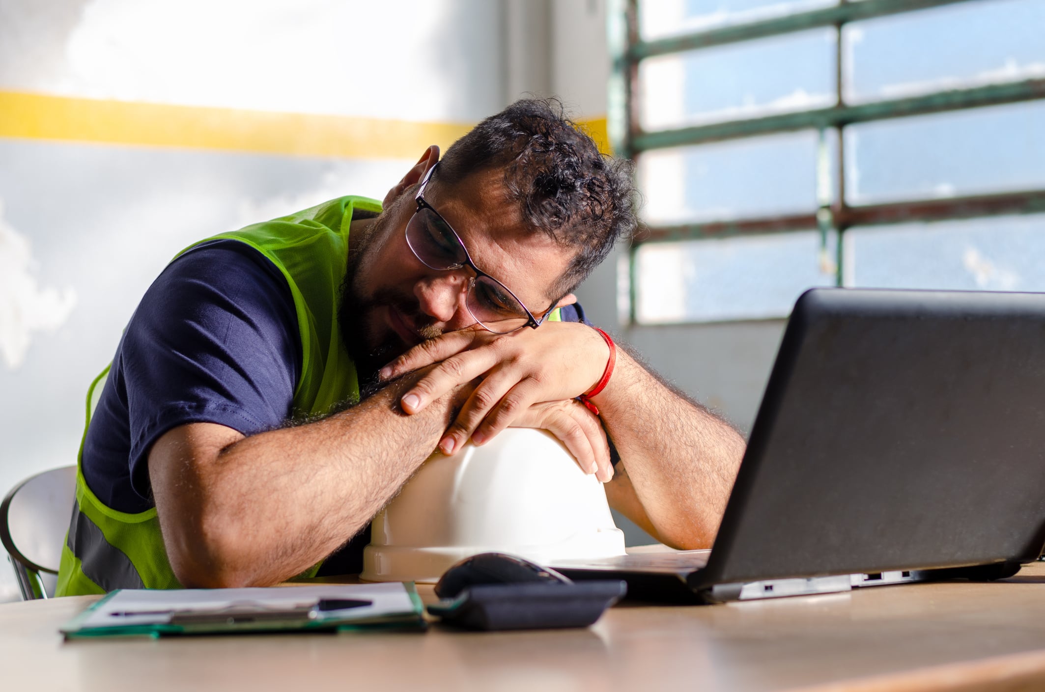 Perder el sentido de lo que se hace, conocido como vacío existencial o crisis de sentido, es una sensación de apatía, desmotivación y falta de propósito en actividades cotidianas, relaciones o trabajo. Foto: Istock