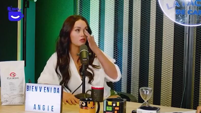 Angie Arizaga se quiebra al revelar que sus padres se separaron.