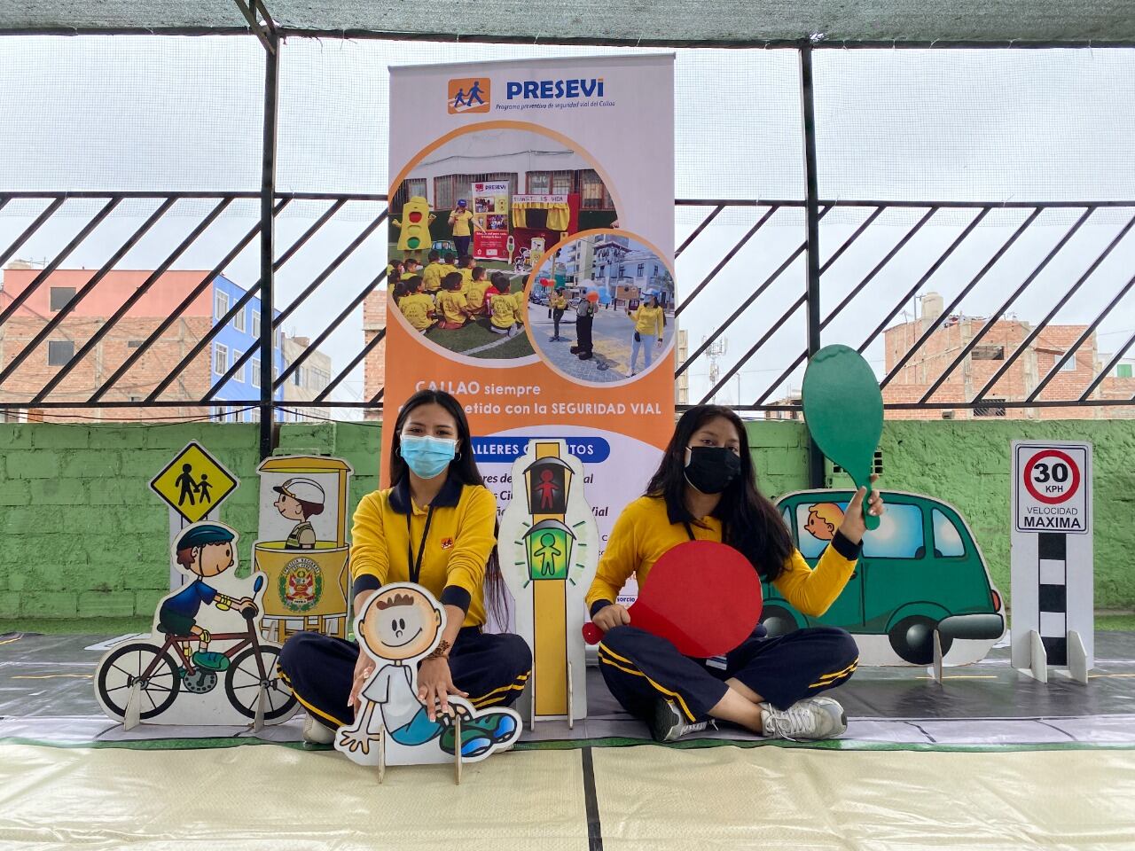 La metodología está dirigida para cada nivel educativo. Por ejemplo, en inicial a través de cuentos, títeres, dibujos, pinturas; en primaria a través de videos, juegos; y en secundaria a través de PPT, casos y problemas