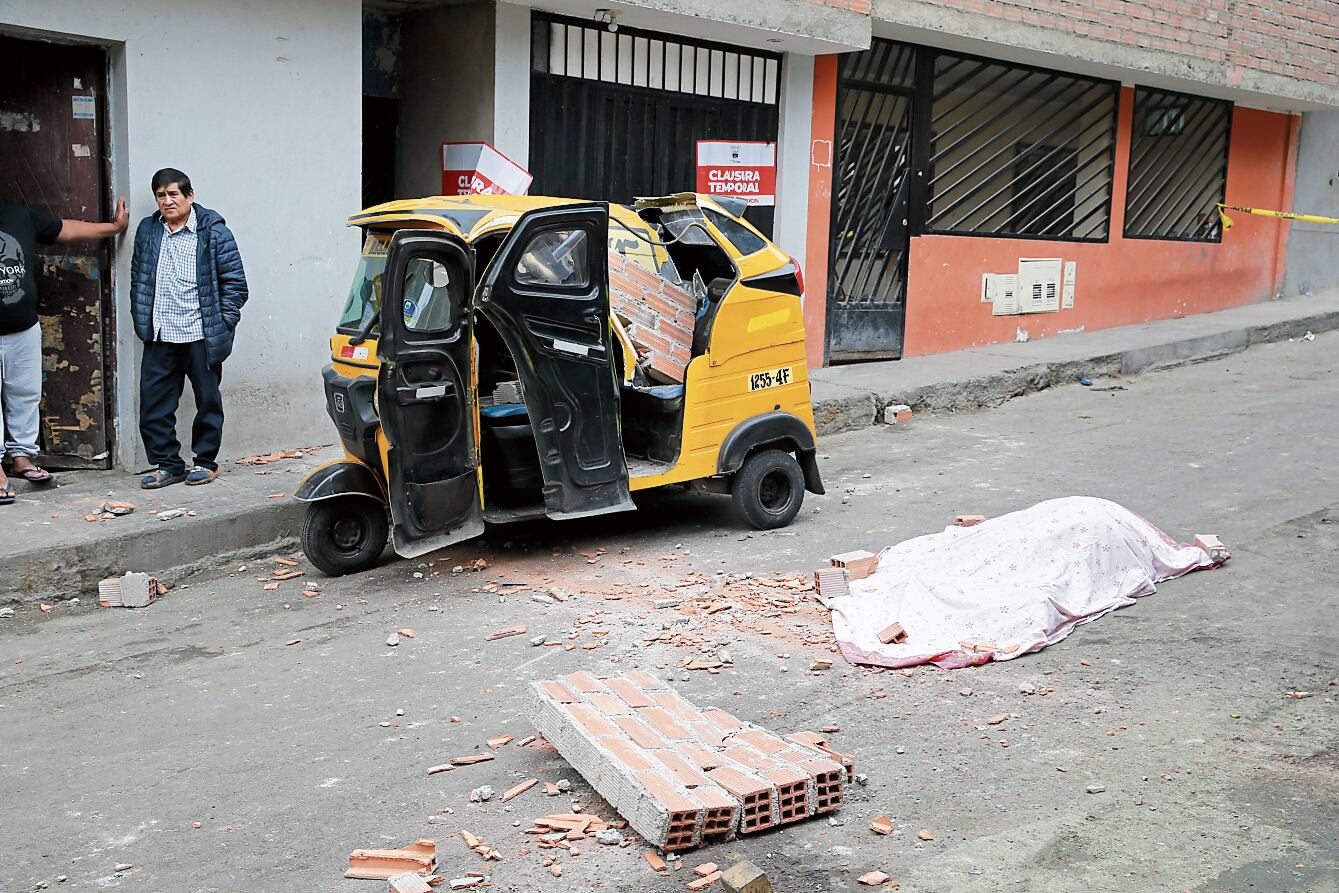 Mototaxista muere producto de la caída de una pared causada por el sismo de grado 6.1. El hecho sucedió en la zona de El Ermitaño, Independencia.