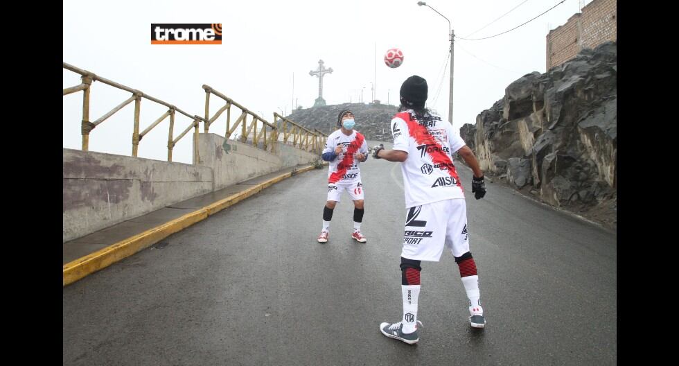 Hermanos Patadita logran récord de cabecitas subiendo al Cerro San Cristóbal. Reto fue con pelita pequeña y duró dos horas. (Trome / Alan Ramírez)
