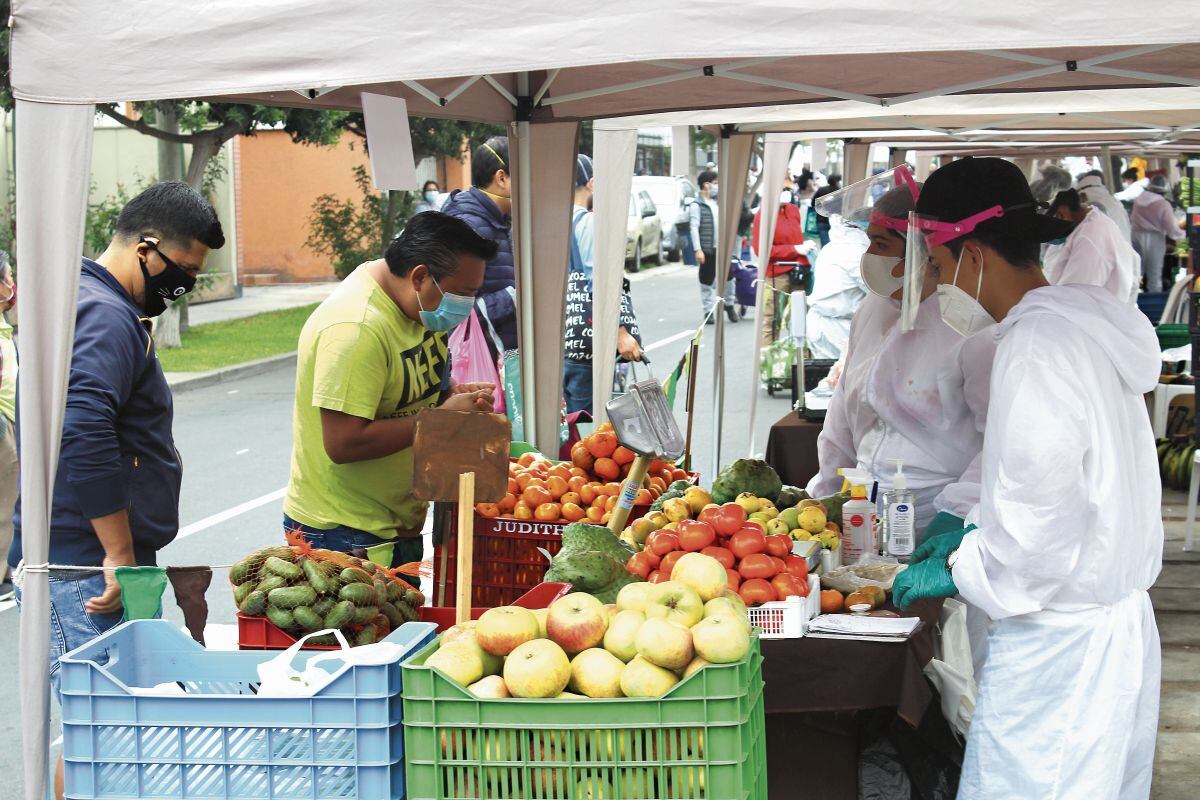 La Municipalidad de Miraflores viene organizando mercados al aire libre donde se ofrecen alimentos en un ambiente seguro. (Foto: El Comercio)