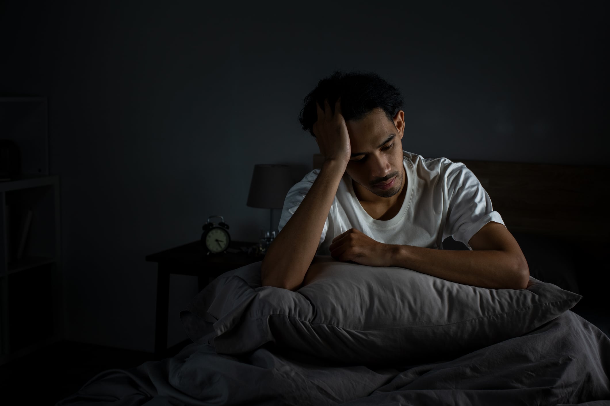 No dormir bien afecta gravemente la salud física y mental, provocando fatiga crónica, fallos de memoria, falta de concentración y cambios de humor. Foto: Istock