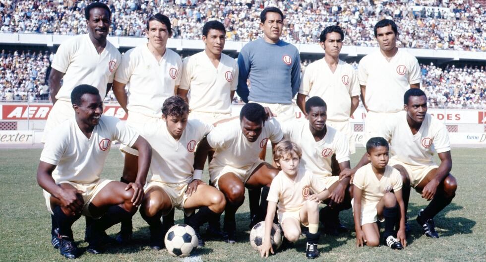RAMON MIFFLIN, HECTOR CHUMPITAZ, LUIS RUBIÑOS, JULIO BAYLON, ROBERTO CHALE, PEDRO PABLO PERICO LEON, ALBERTO GALLARDO. FORMACION DE EQUIPO. COMBINADO ALIANZA LIMA, SPORTING CRISTAL, UNIVERSITARIO DE DEPORTES