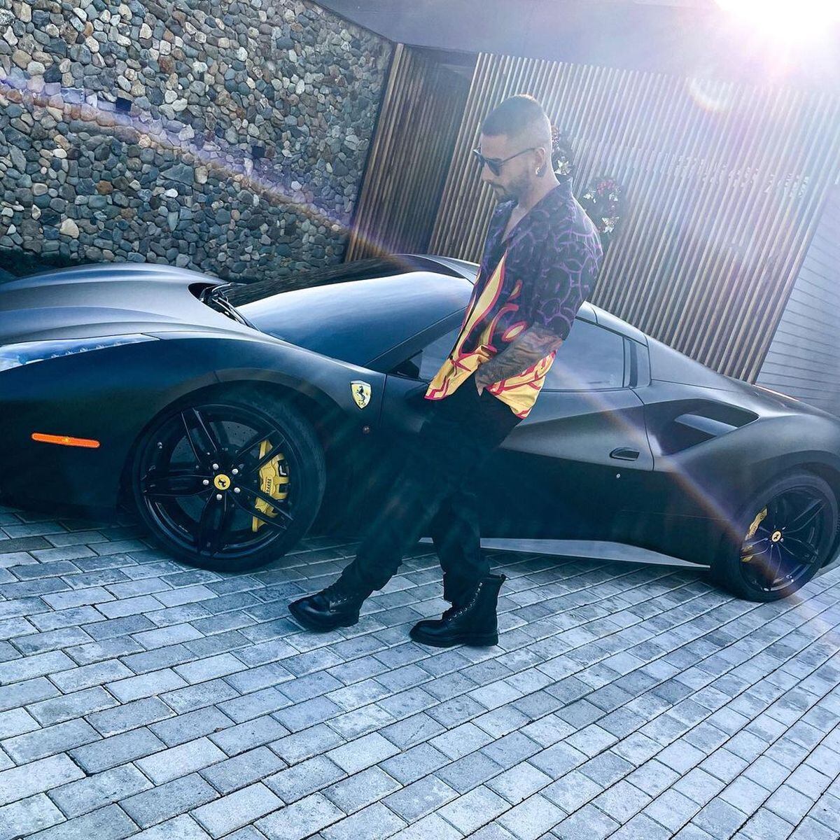 Al lado de su Ferrari (Foto: Maluma / Instagram)