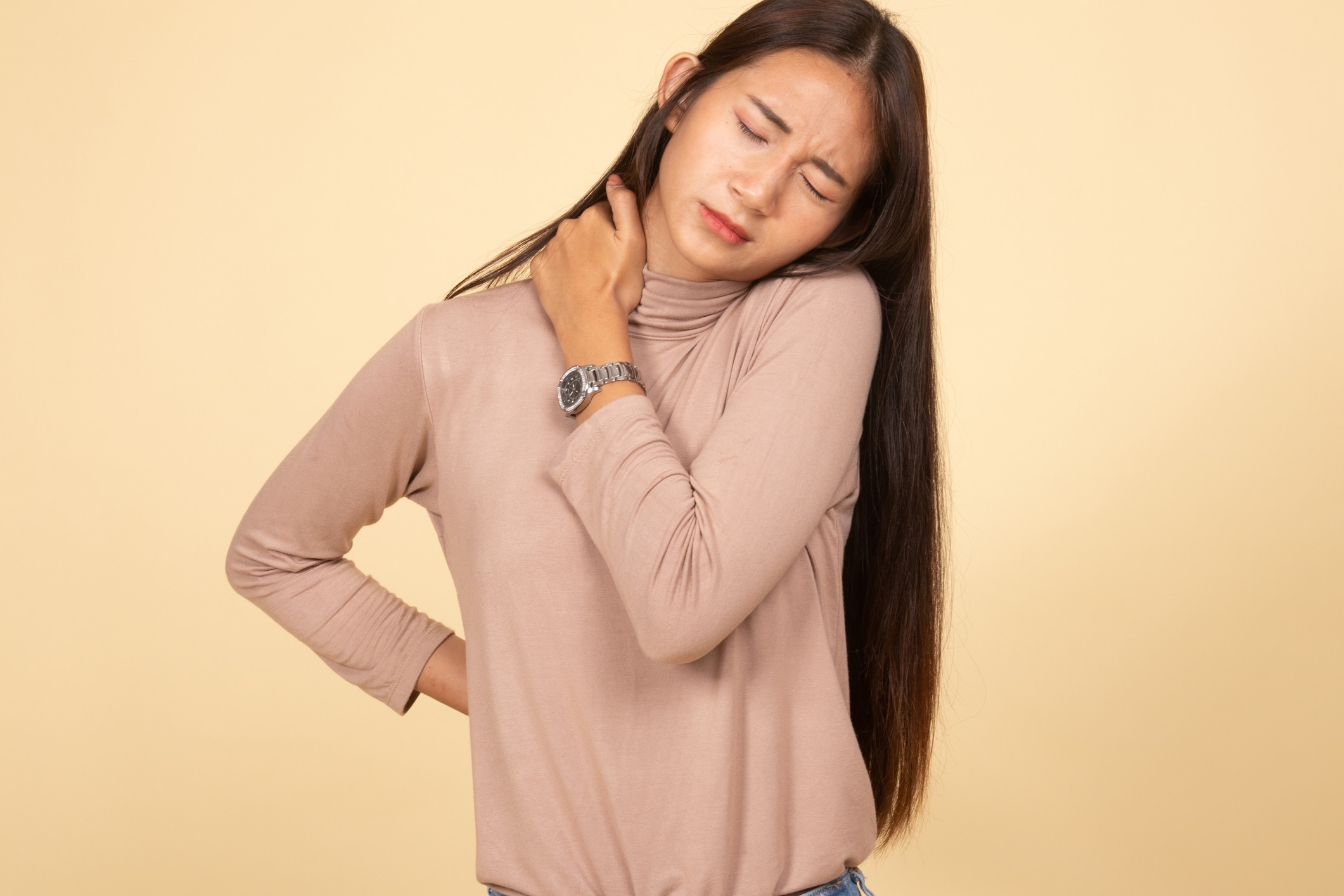 Haz pausas durante el día para evaluar cómo te sientes física y emocionalmente; notar cambios a tiempo ayuda a evitar que el malestar se intensifique. Foto: Istock