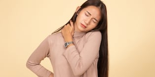 Haz pausas durante el día para evaluar cómo te sientes física y emocionalmente; notar cambios a tiempo ayuda a evitar que el malestar se intensifique. Foto: Istock