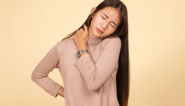 Haz pausas durante el día para evaluar cómo te sientes física y emocionalmente; notar cambios a tiempo ayuda a evitar que el malestar se intensifique. Foto: Istock