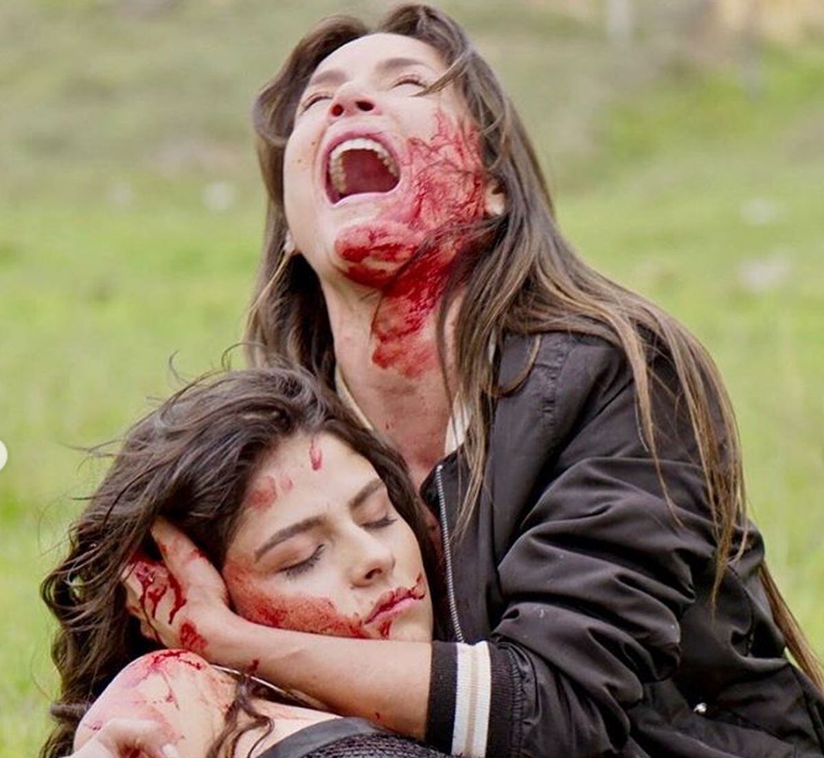 Mariana es asesinada, después de pedirle perdón a su madre y entregarle a su hija. (Foto: Telemundo)