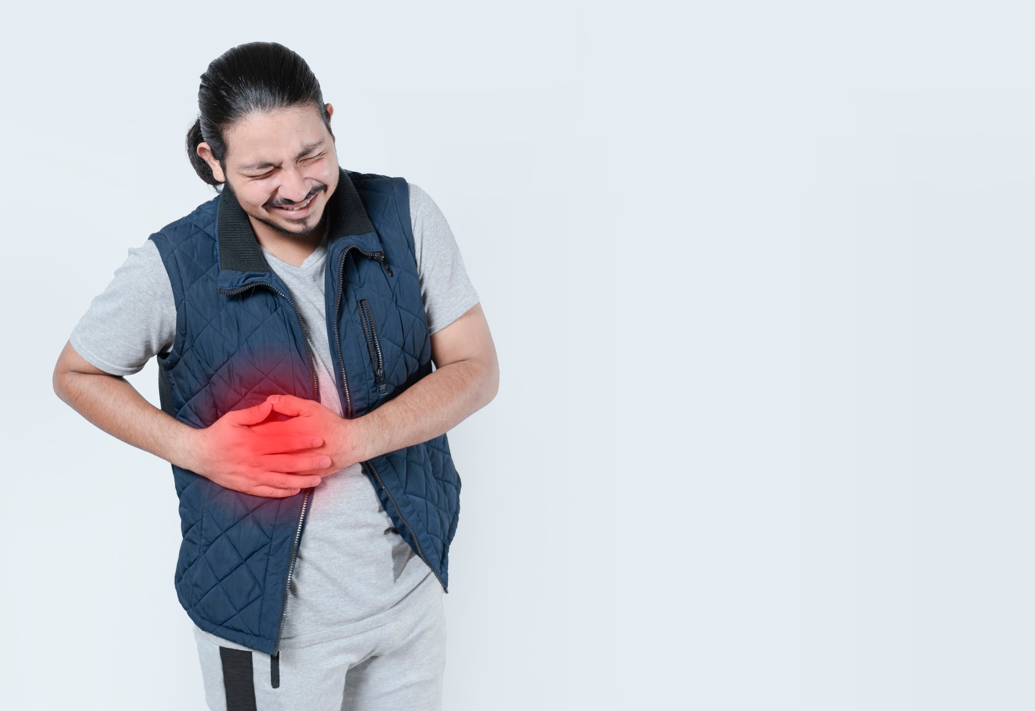 Ninguna pastilla protege al hígado del alcohol que se consumirá después. No existe evidencia científica que respalde esta afirmación. Moderar el consumo es la única forma real de cuidarlo. Foto: Istock
