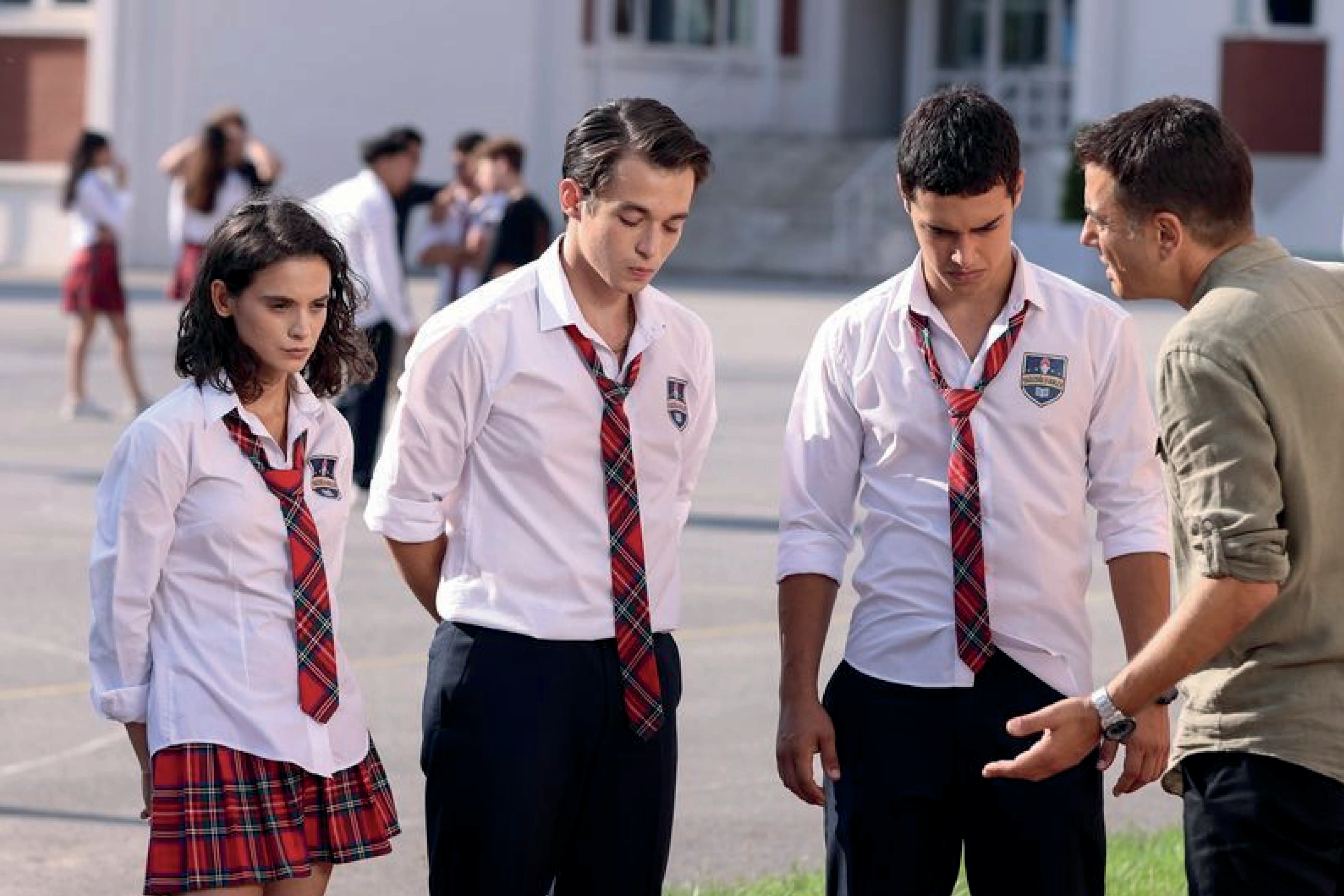 La serie turca narra las aventuras de 3 jóvenes infiltrados en uno de los colegios más elitistas de Turquía (Foto: Mediaset)