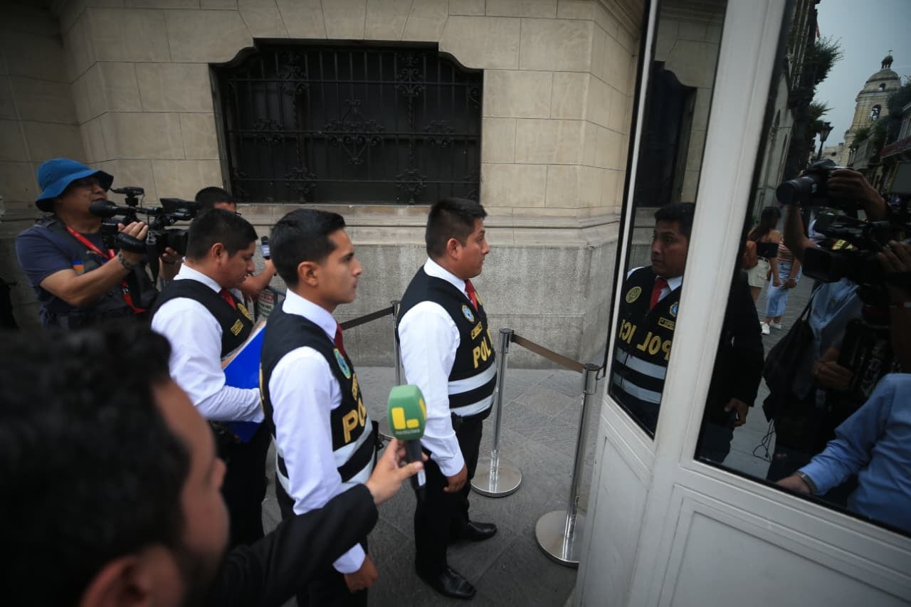 El fiscal Ronald Flores ñañez y la policía nacional del Perú, llegan palacio de gobierno. Foto: Cesar Bueno @photo.gec