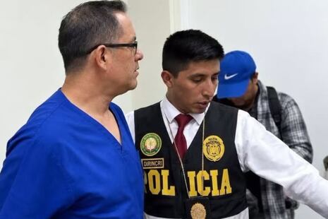 ¡Atendía como si nada! Capturan a médico condenado a 18 años por violación sexual trabajando en una clíni...