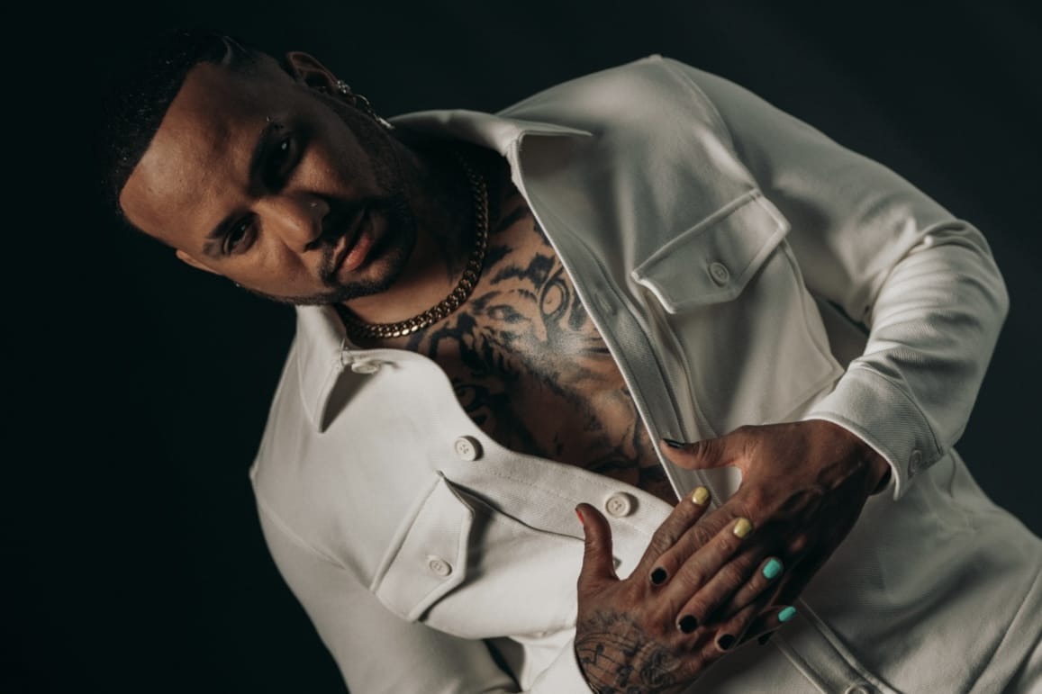 Construye temas en base a lo que observa en la realidad.