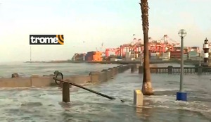 Fuerte oleaje en el Callao: Mar se sale, inunda la Plaza Miguel Grau y genera preocupación