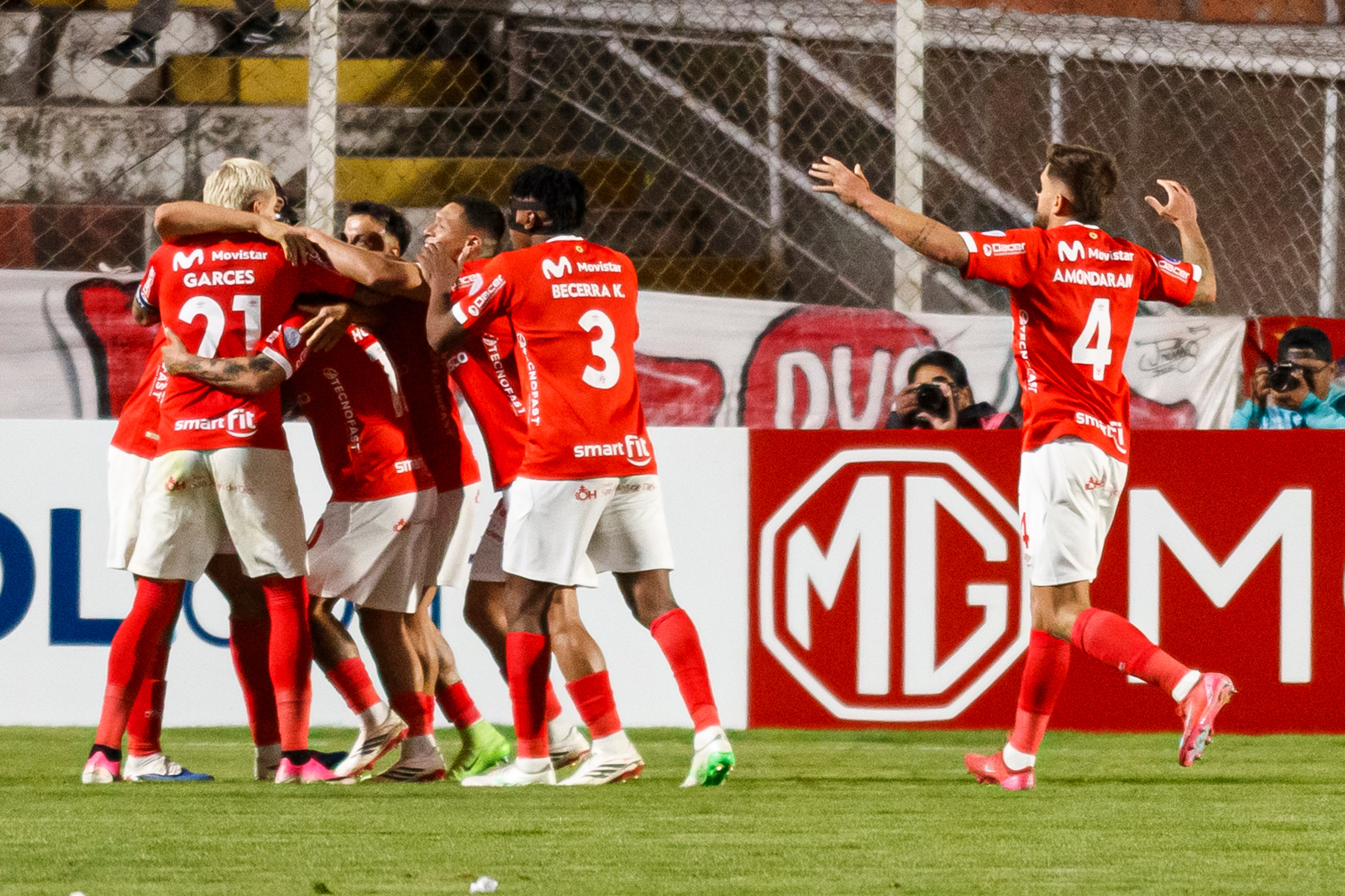 Cienciano celebra su clasificación a octavos de final de la Sudamericana Lanús. (EFE/ Martín Fonseca)