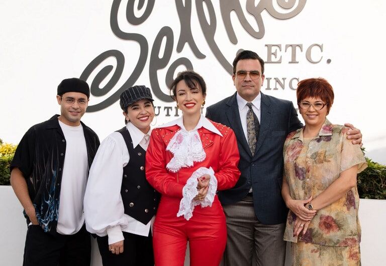 Selena Quintanilla lanzó su línea de boutiques Selena ETC y en la serie de Netflix también se retrata este momento importante en la vida de la cantante (Foto: Netflix)
