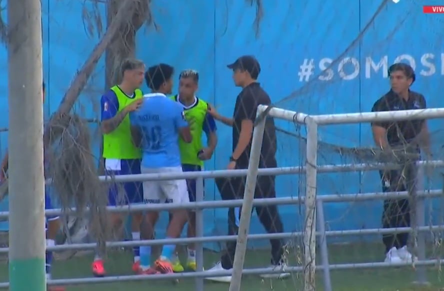 Cristiano da Silva esperó afuera del campo a Franco Coronel. (L1 MAX)