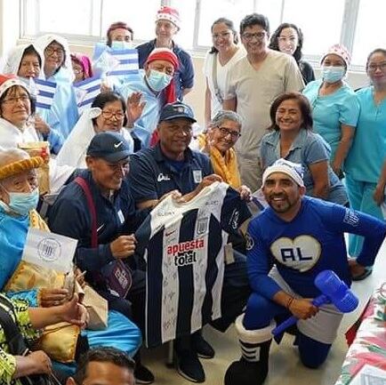 José Luis Bolaños Díaz, el 'Chapulín Blanquiazul', llevando ayuda a personas de la tercera edad (Foto: Facebook "El Chapulín Blanquiazul")