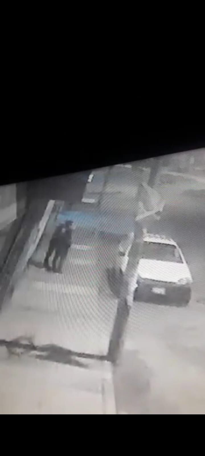 Cámara de vigilancia grabó a rateros al entrar y escapar.