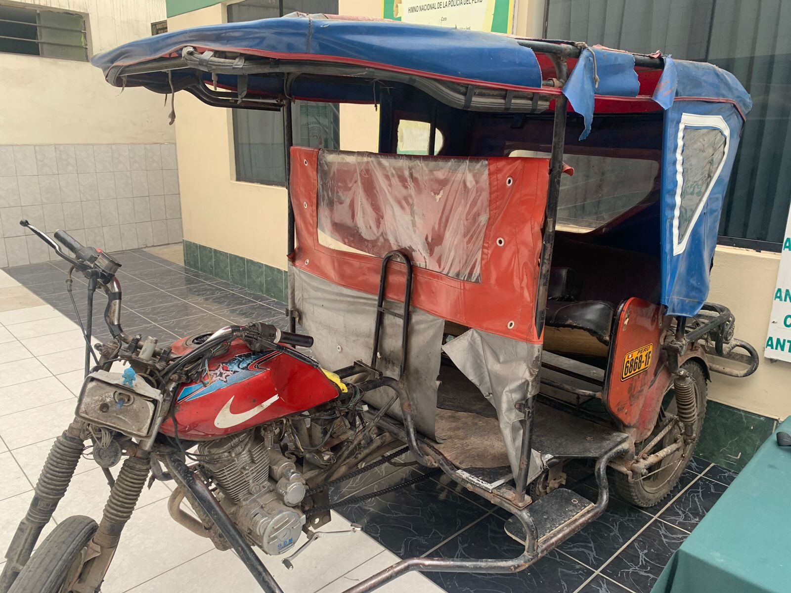 dos violentos delincuentes encañonaron en la cabeza a un niño de 11 años, que jugaba con su amiguito de 8, y le robaron su celular, en San Juan de Lurigancho. Los hampones fugaron en un mototaxi, pero a unas cuadras acabaron detenidos por varias brigadas de policías.