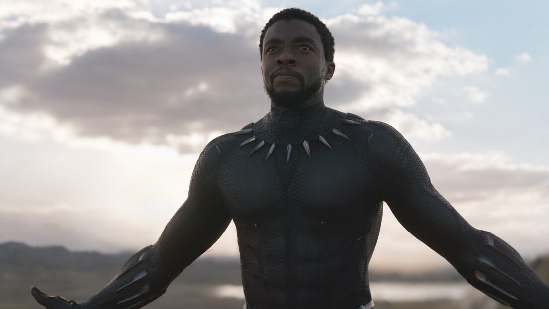 Chadwick Boseman como Black Panther.