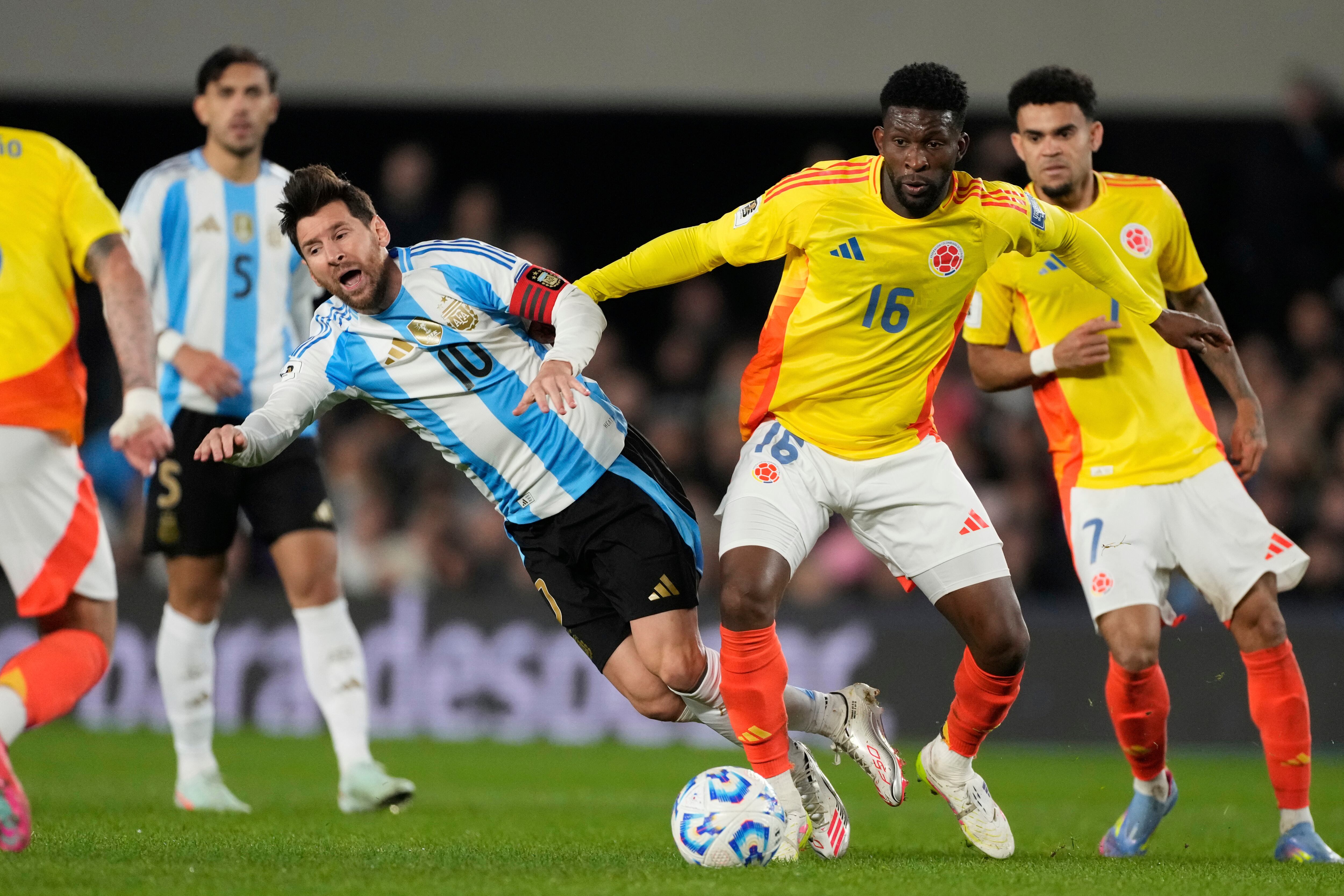 Argentina y Colombia no pasaron del empate en Buenos Aires. (AP Photo/Natacha Pisarenko)