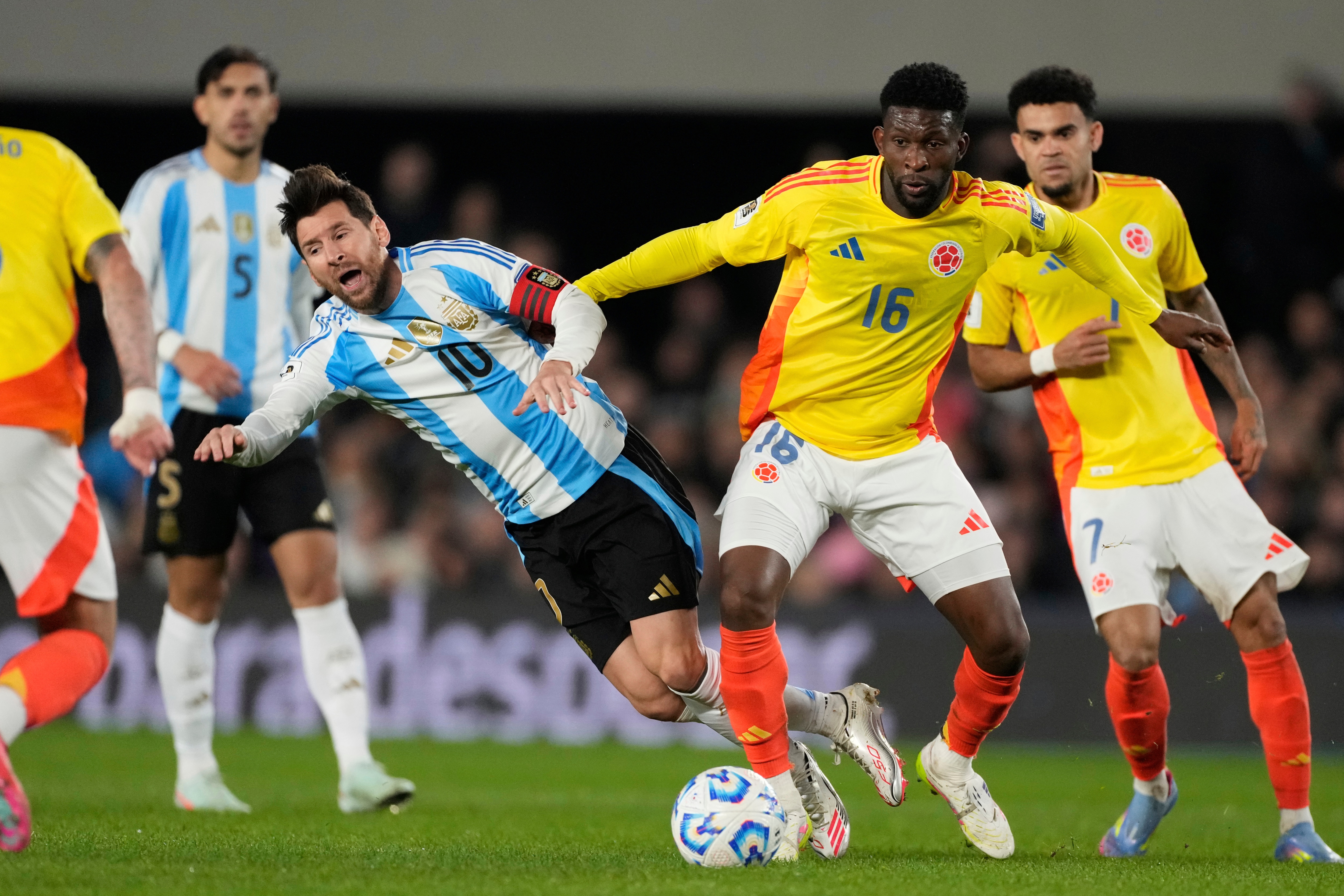 Argentina y Colombia no pasaron del empate en Buenos Aires. (AP Photo/Natacha Pisarenko)