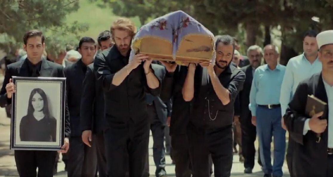 Fekeli y Fikret llevan los restos de Mugjan (Foto: Tims & B Productions)