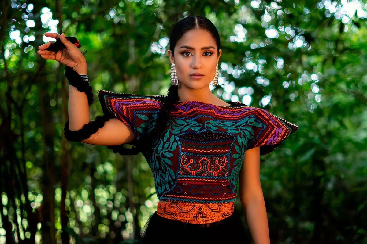 El nombre su canción es 'Como el río'.