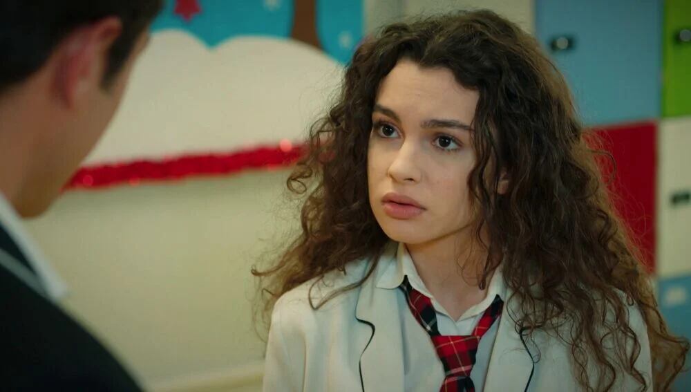 Asiye celosa de Doruk en la telenovela turca "Hermanos" (Foto: NG Medya)