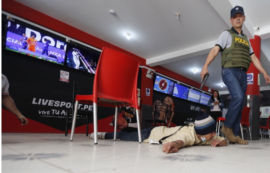 Sujeto que apuntó con un arma larga a cajera y cliente de la casa de apuestas.