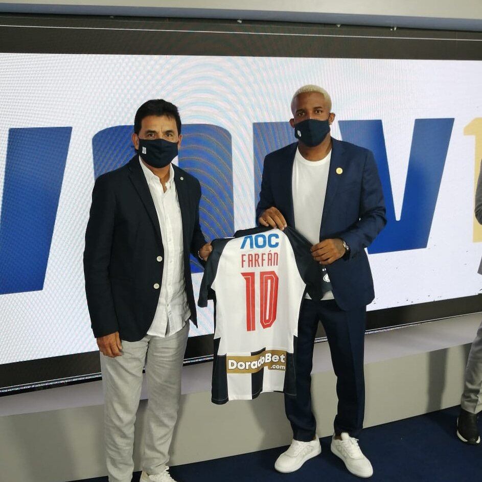 Jaime Duarte acompaño ayer a Jefferson Farfán, en su presentación oficial en Matute. (Foto: Alianza Lima).