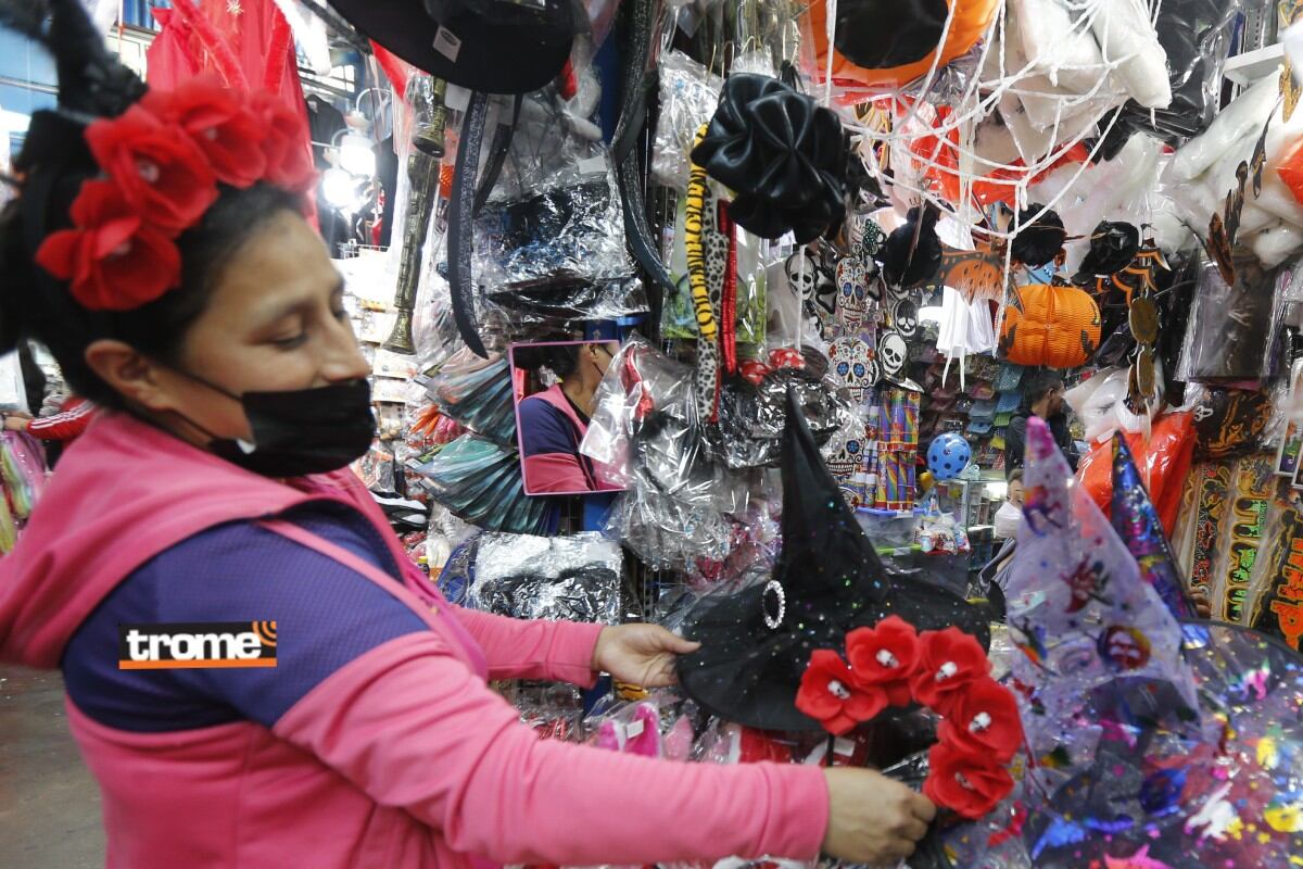Crece la demanda de disfraces ý máscaras para Halloween en el Mercado Central y Mesa Redonda. (Entrevista Isabel Medina / Fotos Violeta Ayasta / Trome).