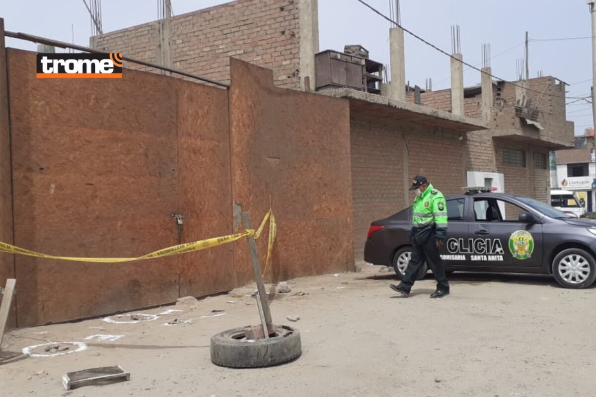 Enfurecidos amigos de la víctima corretearon y quemaron mototaxi de sicarios. (foto: Mónica Rochabrum/trome)