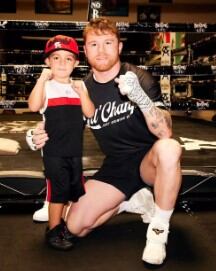"Canelo" Álvarez junto a su hijo Adiel (Foto: MATCHROOM)